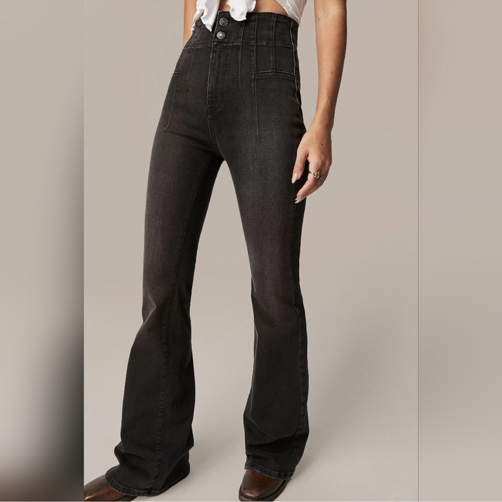 Free People “We the Free” high waisted 2 button jeans. Flare leg size 26